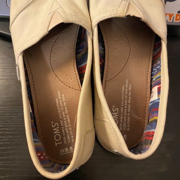 TOM's Canvas Slip Ons - Picture 5 of 9